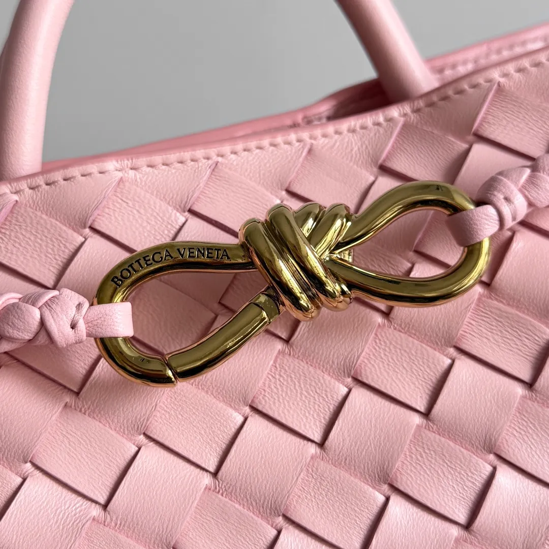 The 2023 new Andiamo batch of 1860 BV has been shipped‼ ️Really popular🔥The new Andiamo woven handbag launched by Bottega Veneta this season is really popular all over the world! ! Celebrities at home and abroad have worn it, and Oscar-winning actress Michelle Yeoh has taken it out on the street. Song Jia, Trai Yara, Yu Feihong, Sanji Ayaka, Rosie Hunting-Whiteley, Yoshioka Riho, etc. have all picked up this bag. It is classic and versatile, showing off its temperament, and the bag capacity is also large, which is very convenient for daily commuting! ! A variety of carrying methods, the shoulder straps can be adjusted by yourself, the original lambskin feels soft and delicate, and the unisex style breaks gender boundaries and brings a more practical and longer-lasting use experience. Andiamo, which has both elegant and casual styles, perfectly interprets the true appearance of "fashionable old money style". Style number: 743568 Size: 25*22*10.5cm